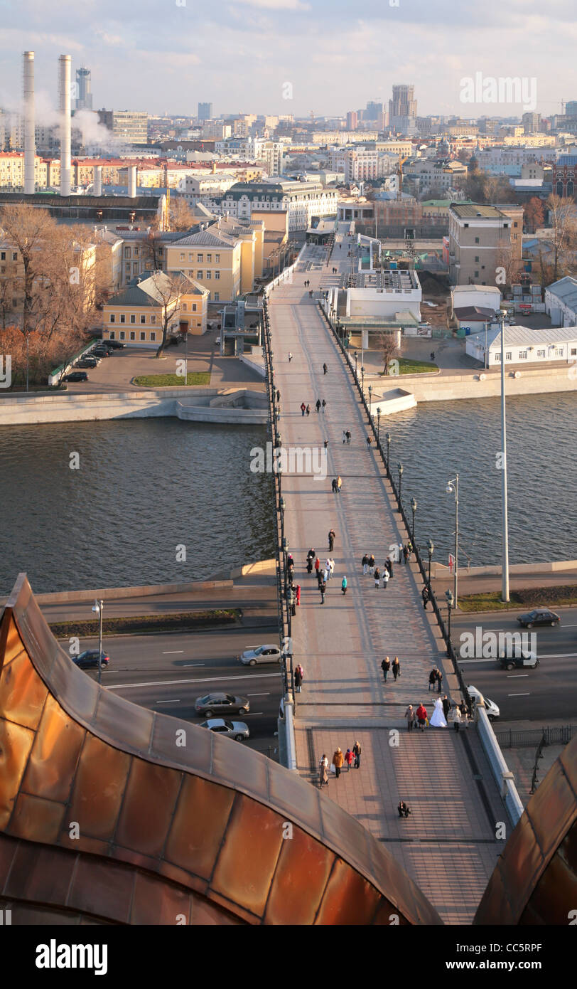 Ansicht von oben auf Fußgängerbrücke über Moskau-Fluss Stockfoto
