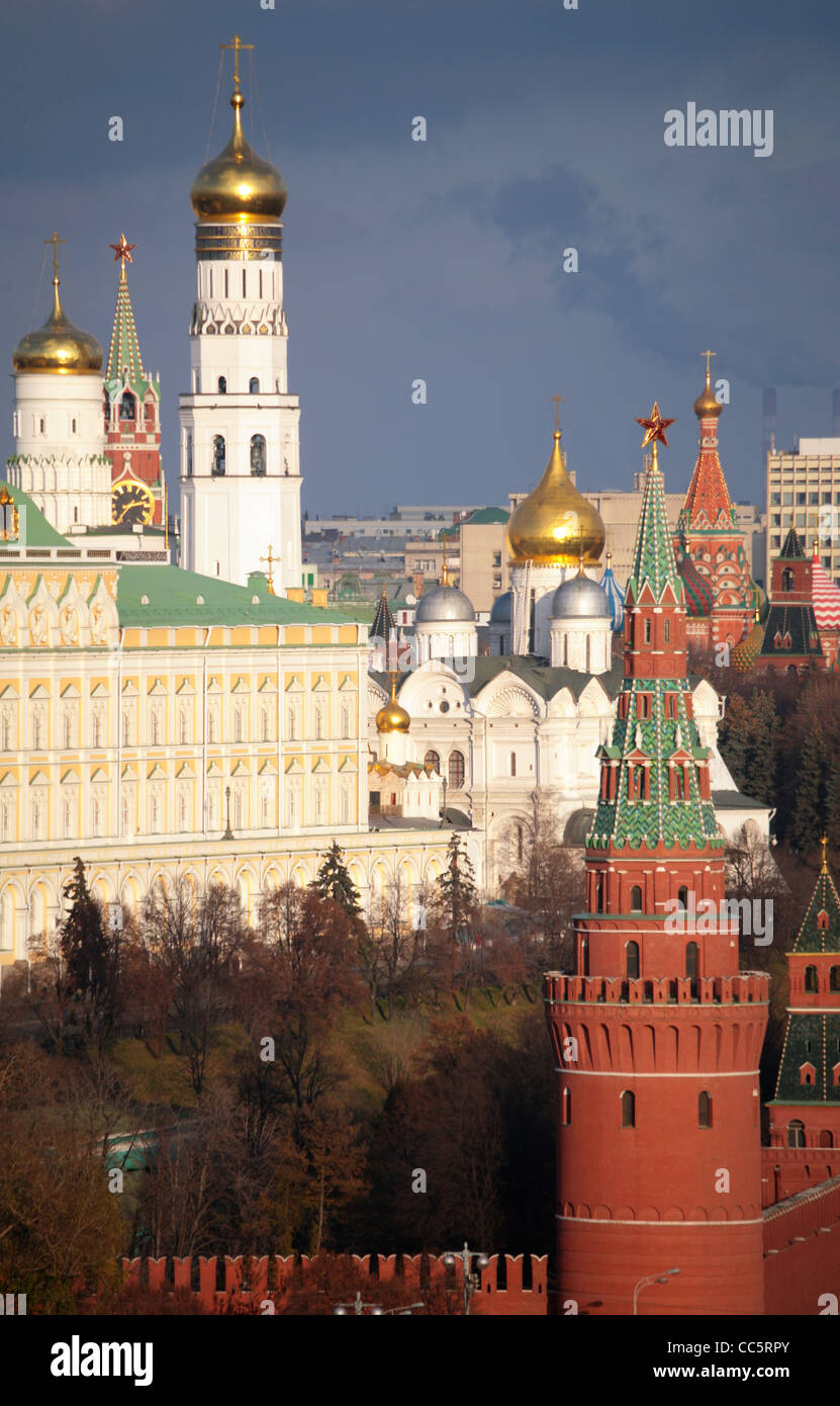 Ansicht des Moskauer Kreml und Glockenturm Iwan der große Stockfoto