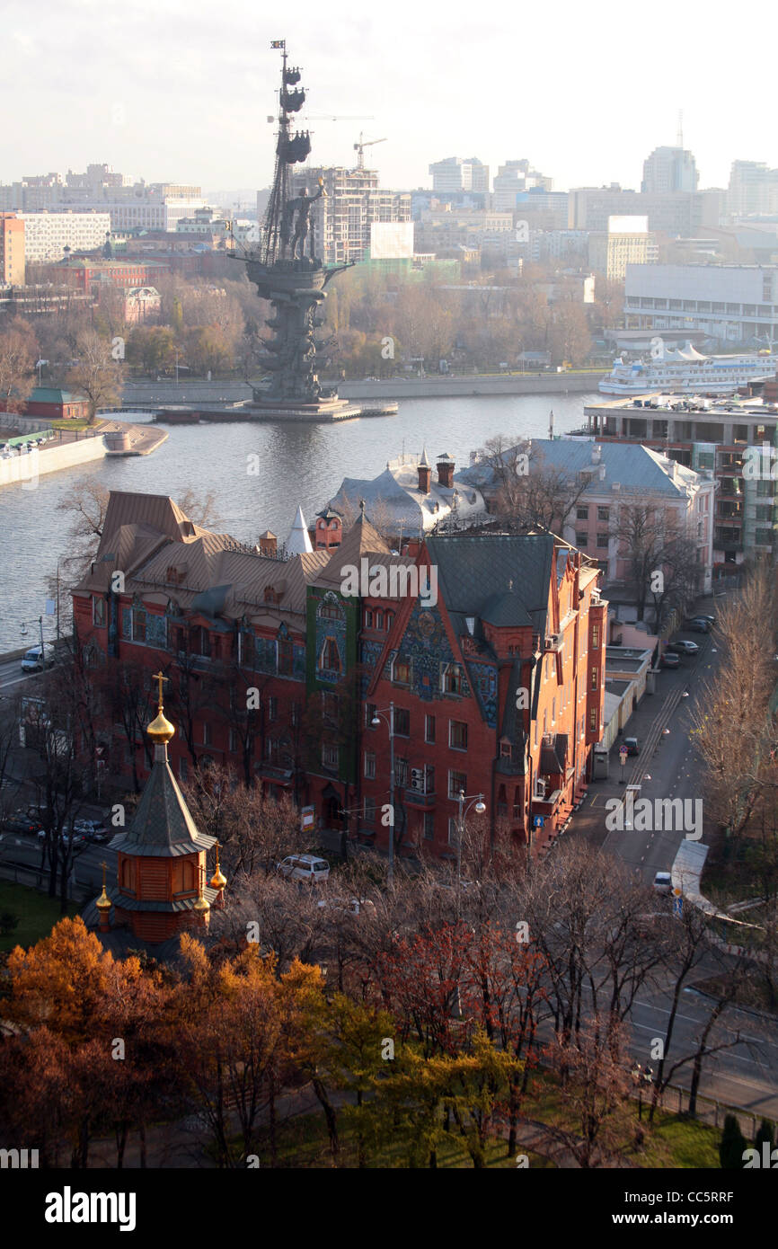 Blick auf Moskau mit Fluss und Denkmal für Peter die großen Stockfoto