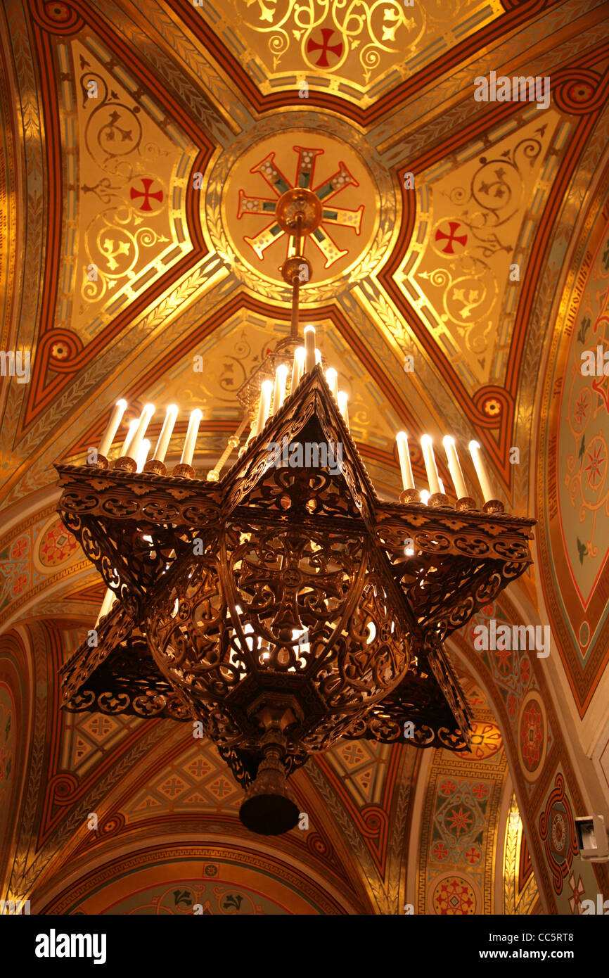 Kronleuchter unter Kuppel des Tempels des Christus der Erlöser in Moskau Stockfoto