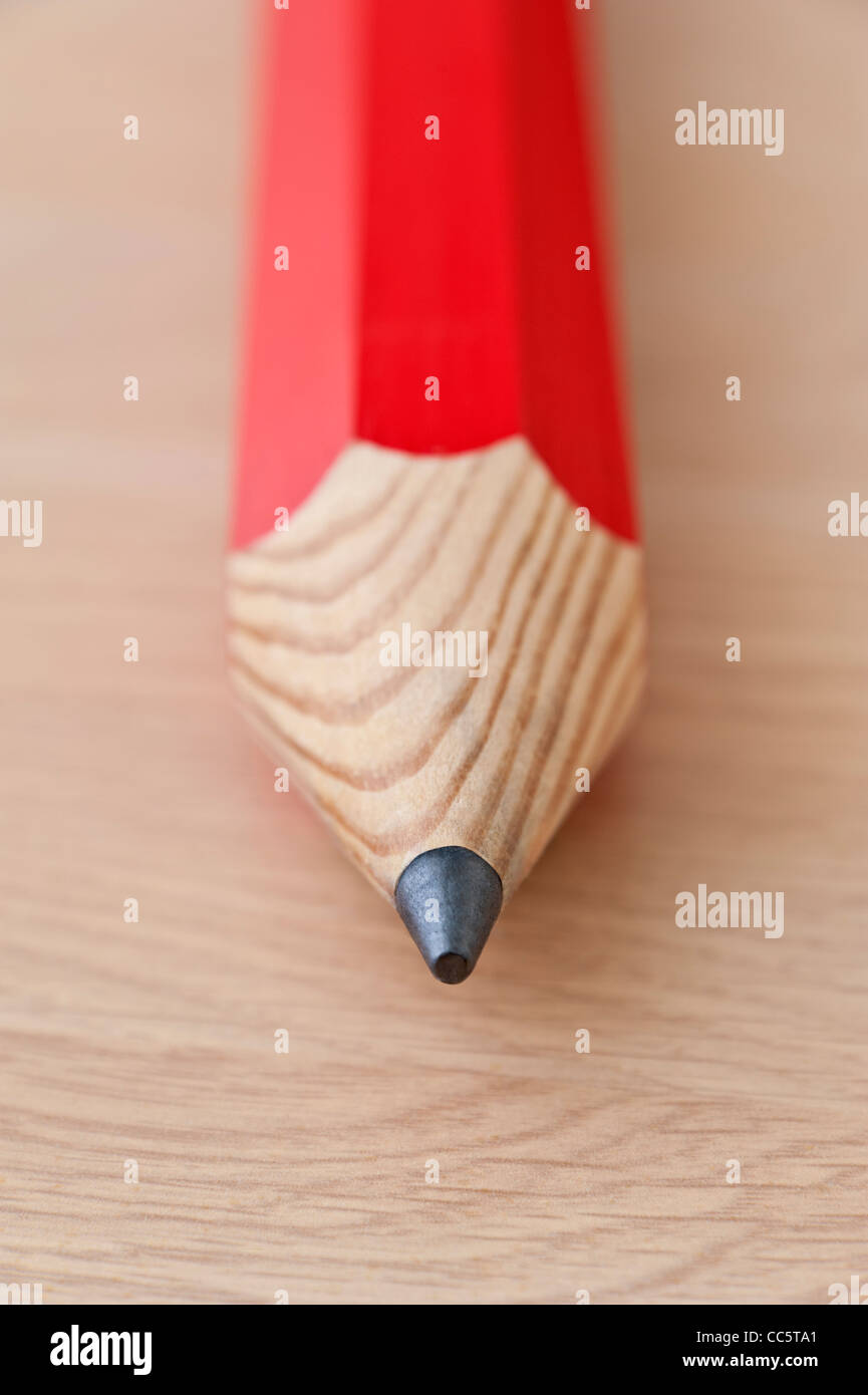 Nahaufnahme Detail des Führen eines roten Bleistift auf einem hölzernen Hintergrund Stockfoto