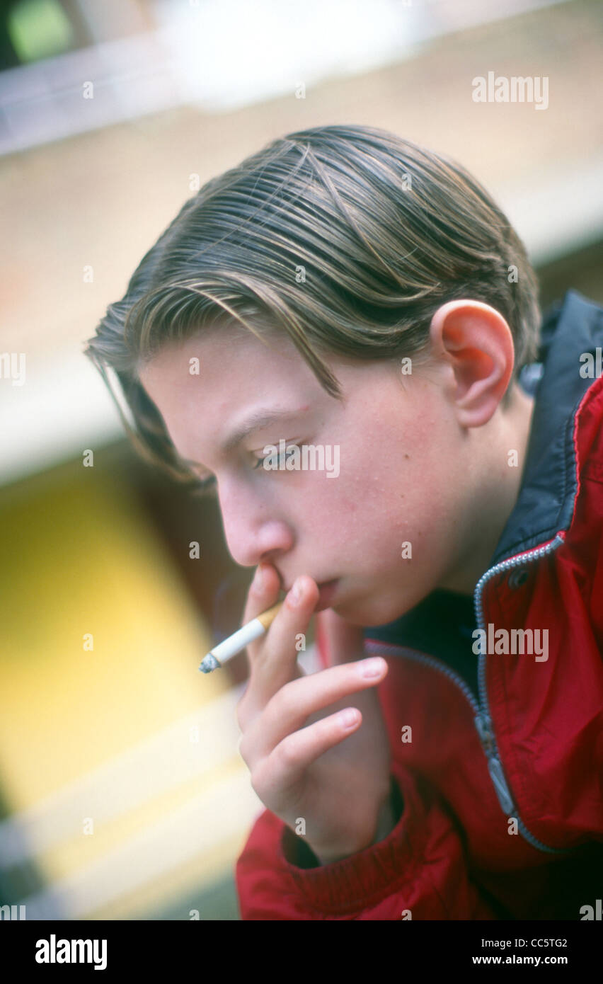 12 Jahre alter Junge Rauchen, London, UK. Stockfoto