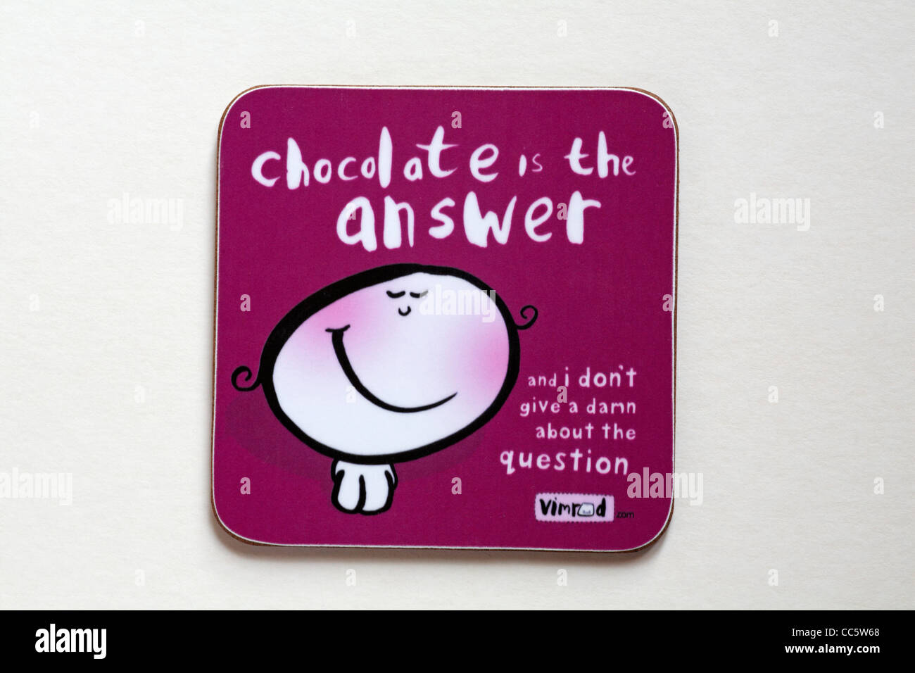 Vimrod-Coaster - Schokolade ist die Antwort und ich gebe keinen Dreck um die Frage, die isoliert auf weißem Hintergrund Stockfoto