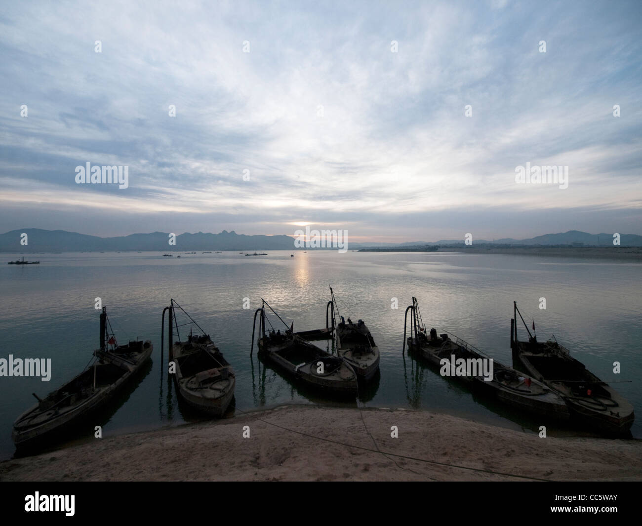 Angelboote/Fischerboote schwimmt auf der East China Sea, Qingdao, Shandong, China Stockfoto