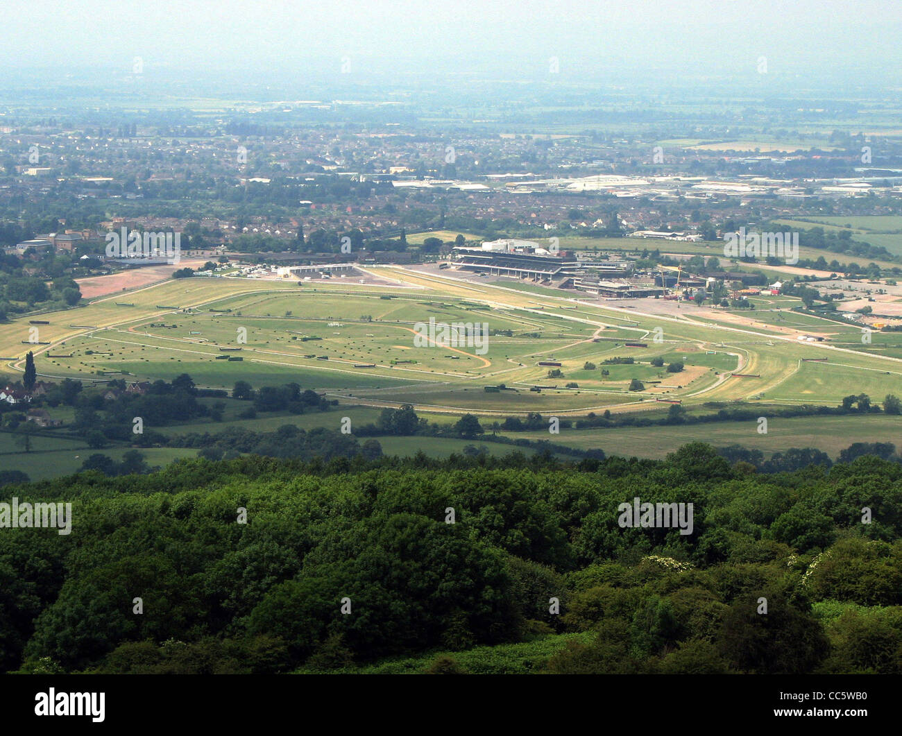 Cheltenham Racecourse, Cheltenham, England, Cleeve Hill entnommen. Die Stadt von Cheltenham ist über die Rennbahn gesehen. Stockfoto