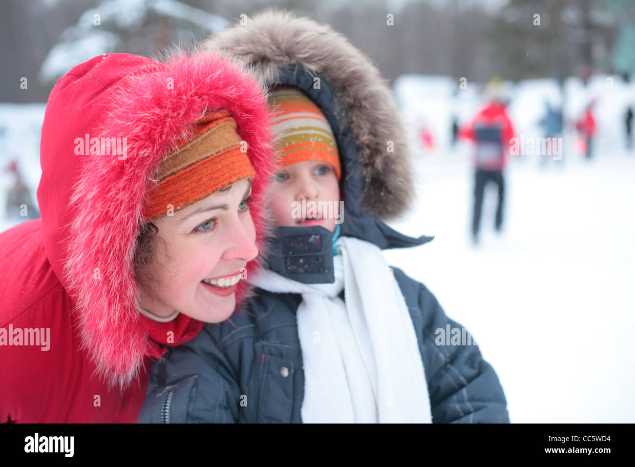 Mutter und Sohn ohne Foreteeth im Freien im winter Stockfoto