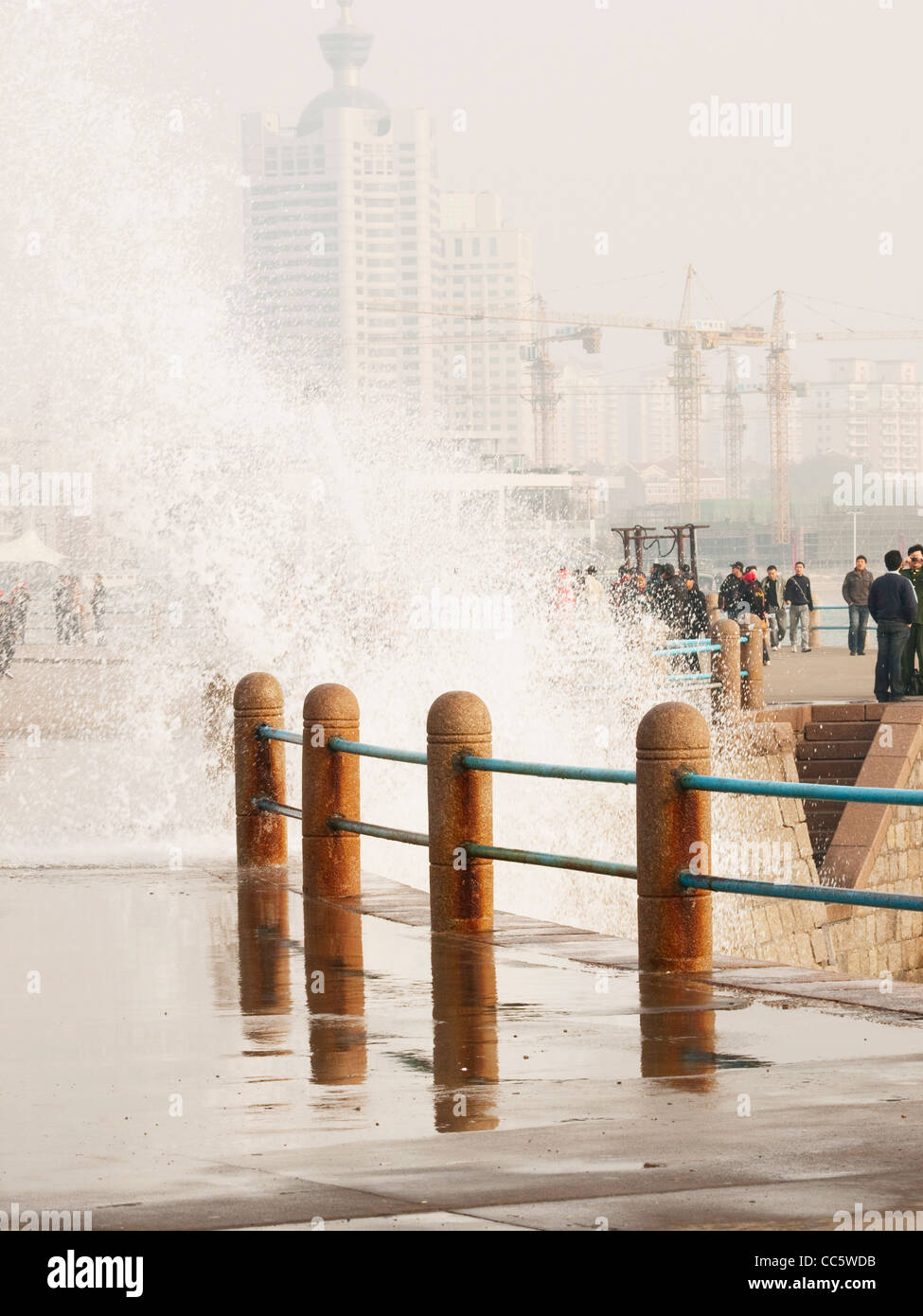 Spritzen der ostchinesischen Meer gegen Geländer, 4. Mai Square, Qingdao, Shandong, China Stockfoto