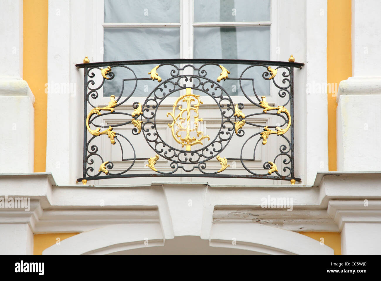 Barocke Gitter auf der Fassade des Hauses. Peterhof. Petersburg. Stockfoto