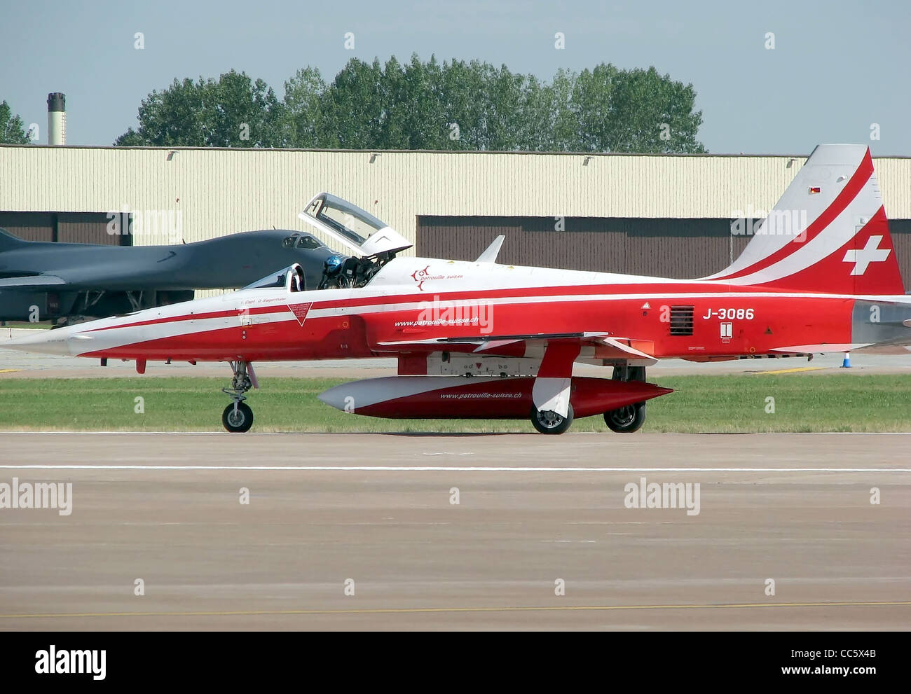 Die Northrop F-5E Tiger II (J3086) ist Teil des Kunstflugteams Patrouille Suisse der Schweizer Luftwaffe. Das Flugzeug wird hier von der Royal International Air Tattoo in Fairford, Gloucestershire, mit Präzisionsfliegen gesehen. Stockfoto