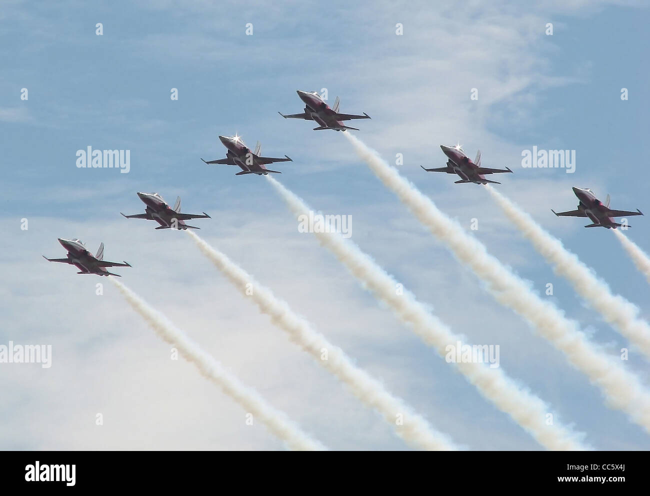 Das Schweizer Kunstflugteam Patrouille Suisse verlässt die Royal International Air Tattoo in Fairford, Gloucestershire. Dieses Eliteteam ist bekannt für sein präzises Fliegen und atemberaubende Flugmanöver während Flugshows, die die Fähigkeiten der Schweizer Luftwaffe demonstrieren. Stockfoto