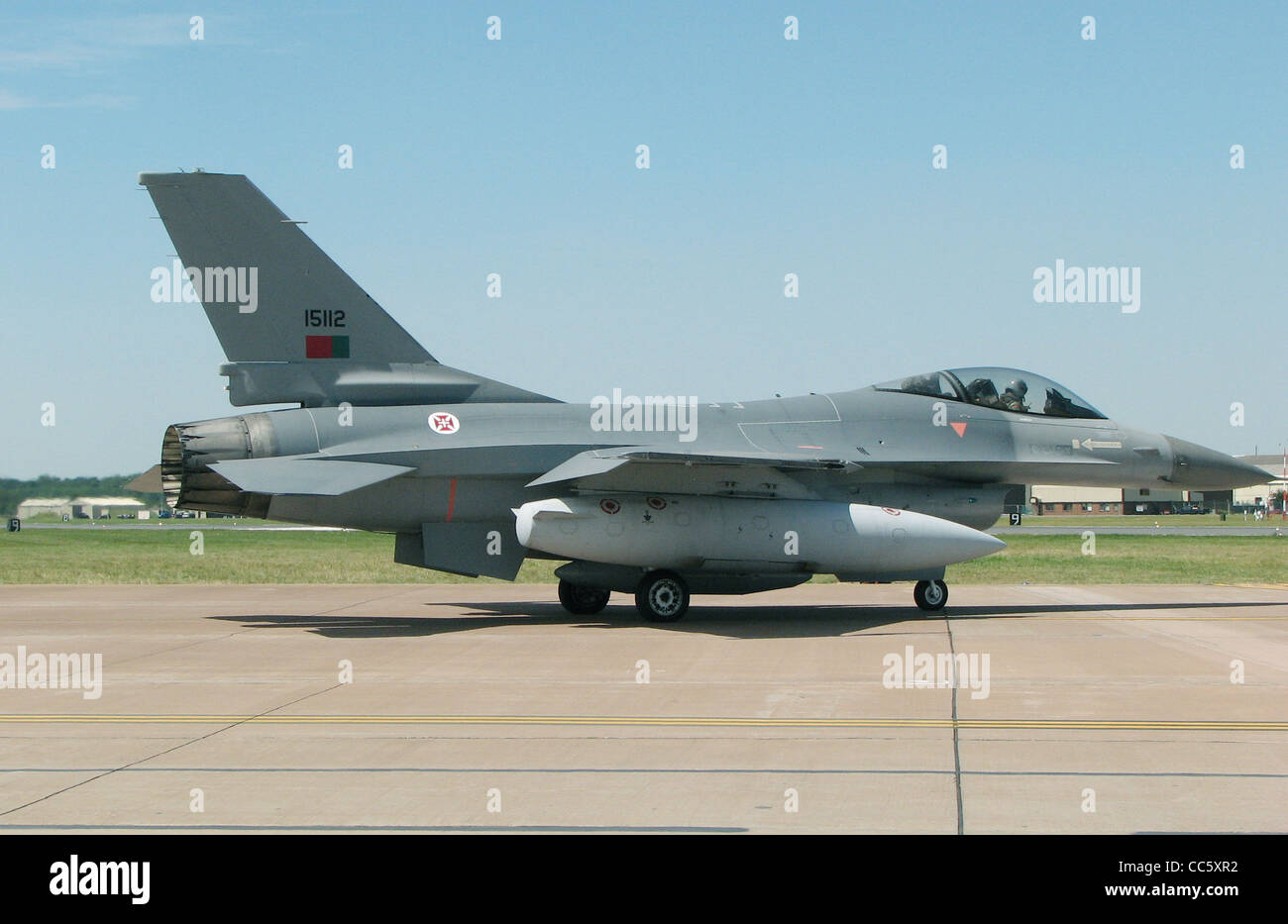 einsitzige-f-16a-fighting-falcon-id-15112-von-der-portugiesischen-luftwaffe-fur-den-start-bei-der-royal-international-ai-taxis-cc5xr2.jpg