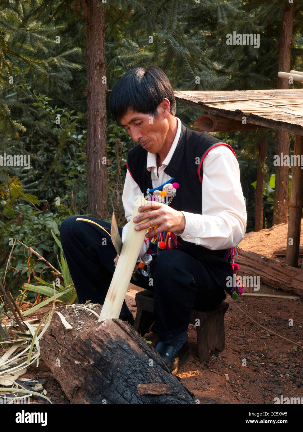 Hani Mann Bambus, peeling, Mahei Dorf, Yiwu, Xishuangbanna, Yunnan, China Stockfoto