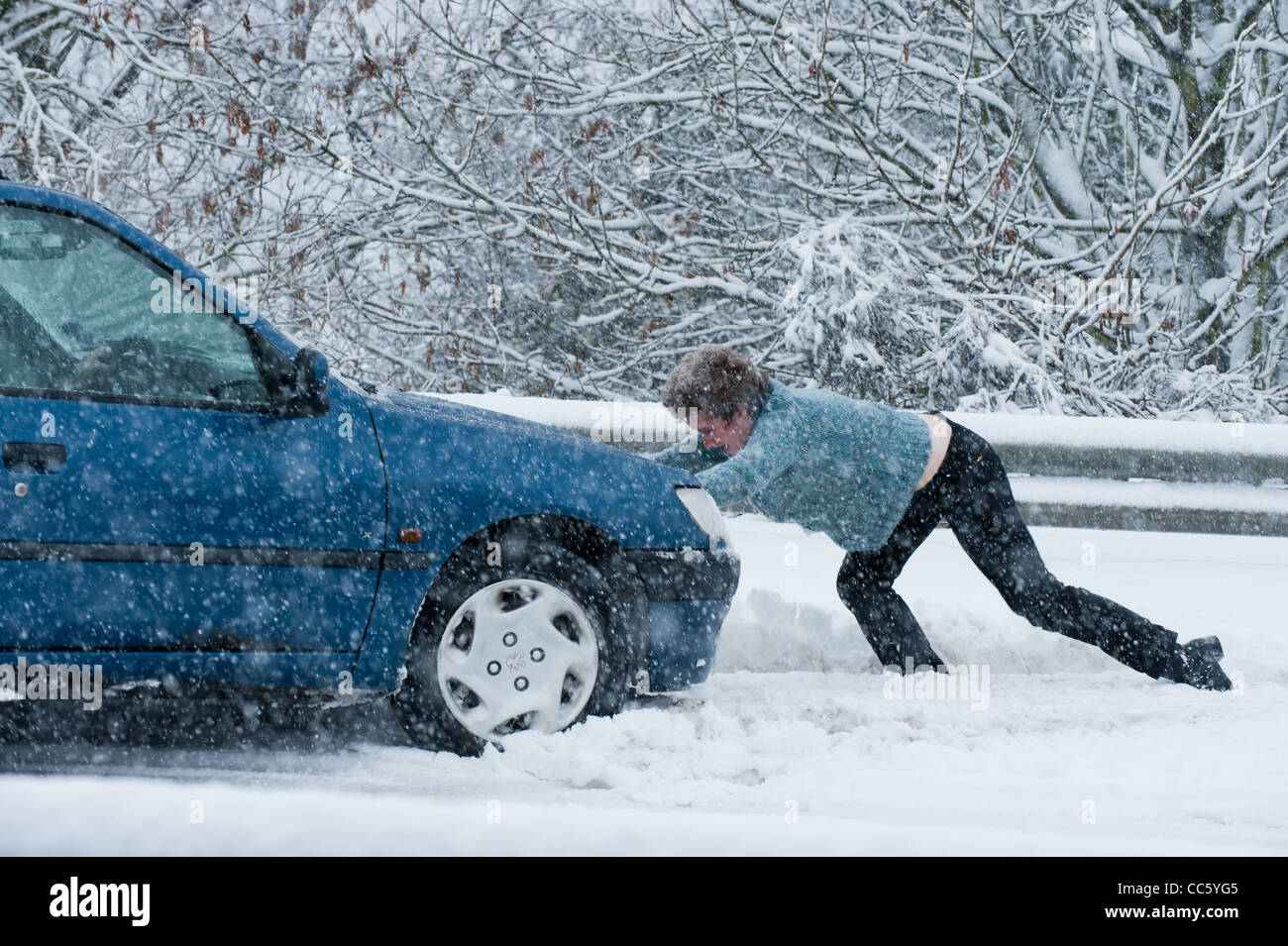 Ein auto steckt im schnee -Fotos und -Bildmaterial in hoher Auflösung –  Alamy