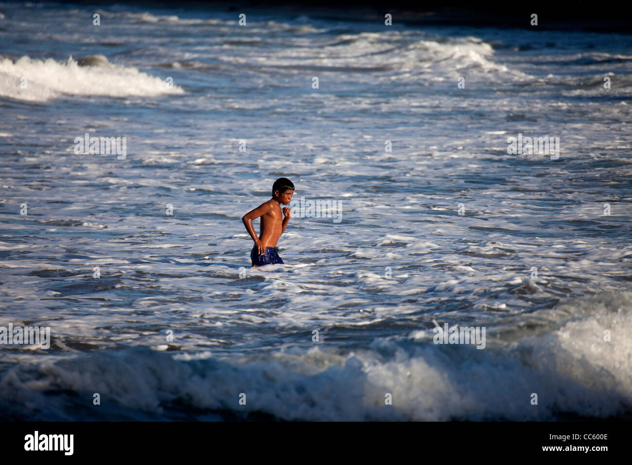 lokalen Jungen schwimmen am Playa Blanca Beach, Cahuita, Karibikküste, Costa Rica, Mittelamerika Stockfoto