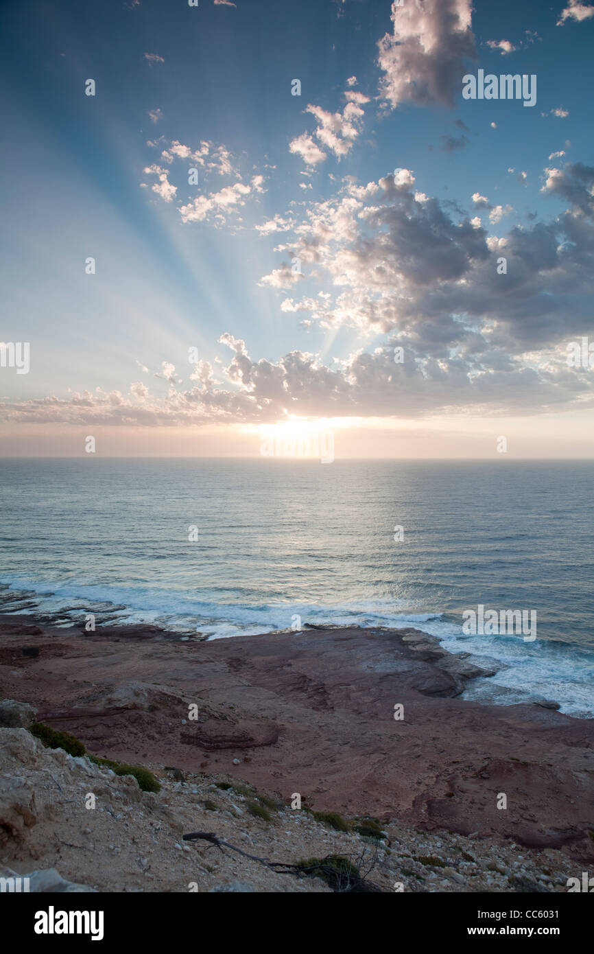 Ein Blick auf die atemberaubenden Sonnenuntergang bei Red Bluff Beach, Kalbarri, Western Australia Stockfoto