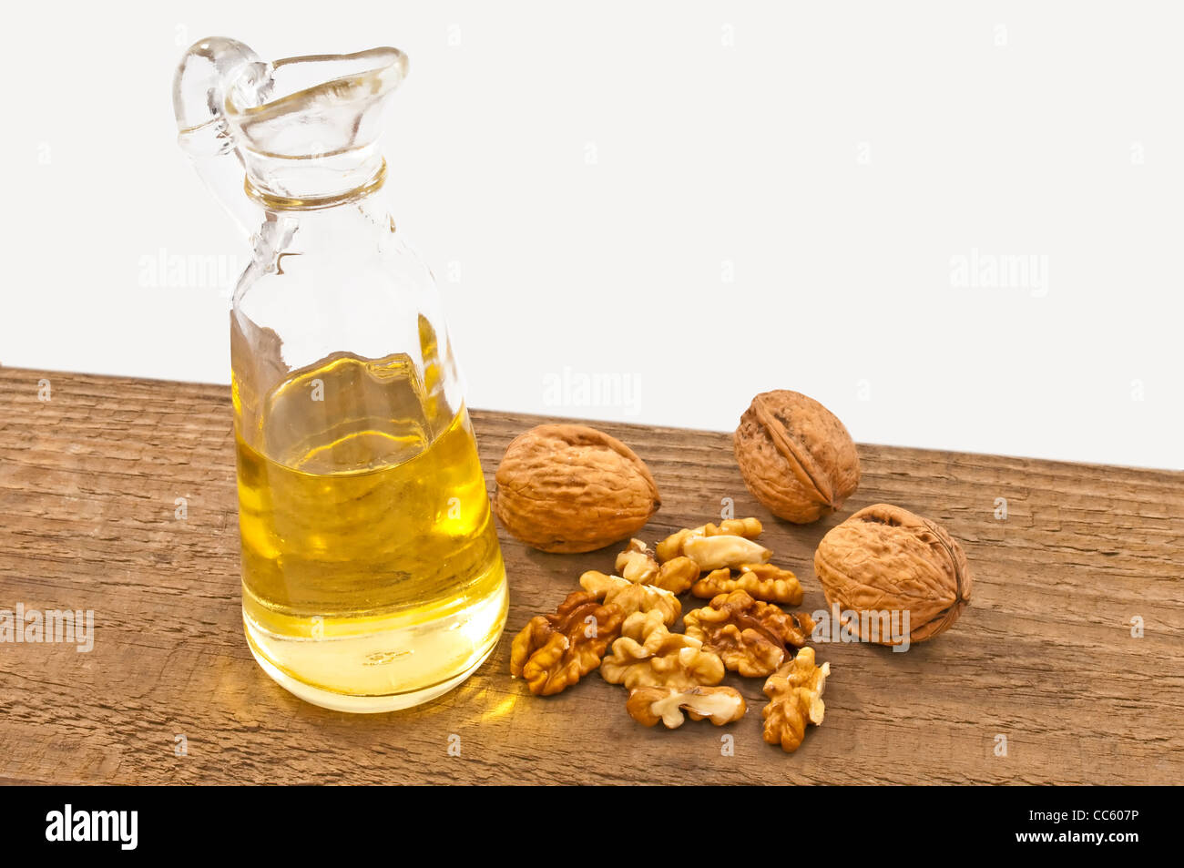 Walnussöl mit Walnüssen Stockfotografie - Alamy