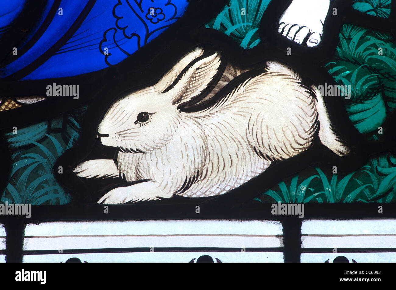 Weißes Kaninchen Glasmalerei, St. Nicholas Church, Kenilworth, Warwickshire, England, UK Stockfoto