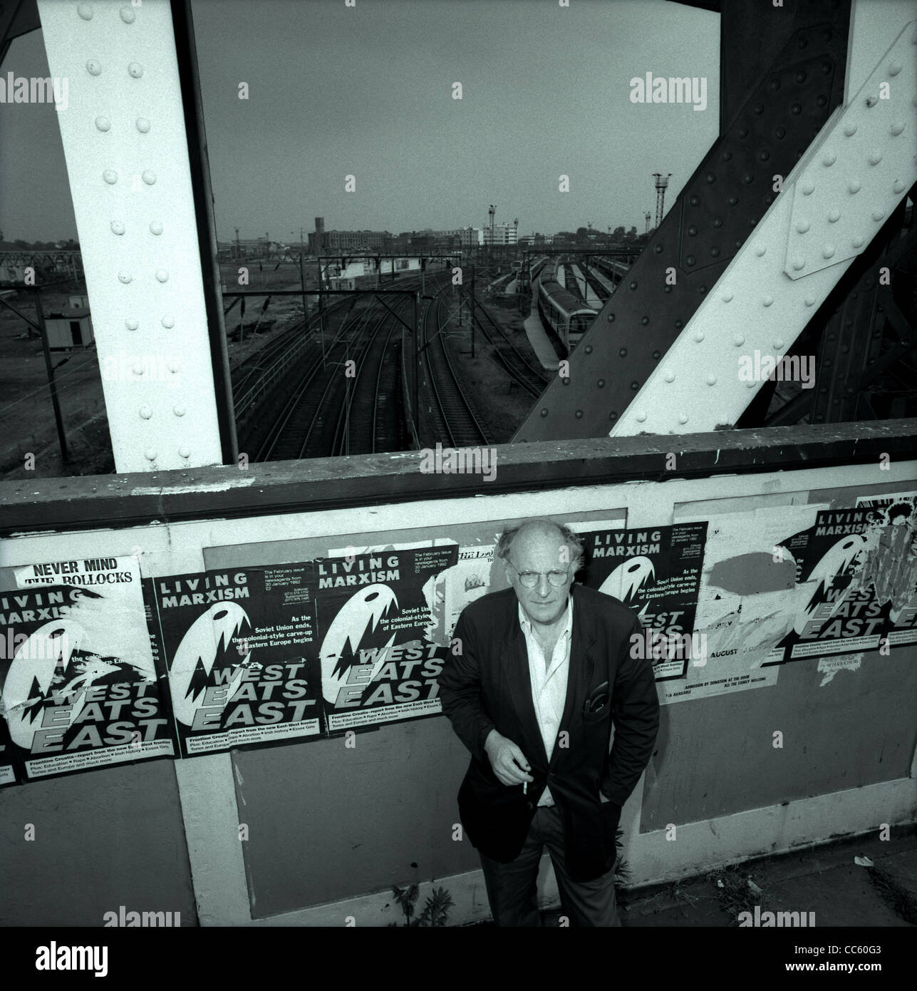 Porträt des Dichters und Essayisten Joseph Brodsky auf einer Eisenbahnbrücke in der Nähe von Primrose Hill, London, UK Stockfoto