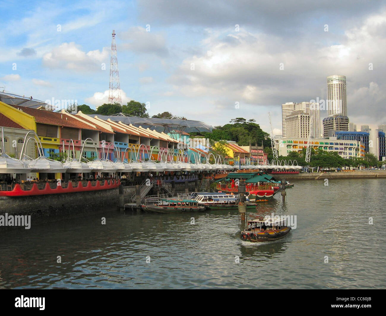 Clarke Quay ist ein Flussquay im Zentrum von Singapur. Es ist bekannt für sein pulsierendes Nachtleben mit zahlreichen Restaurants, Bars und Nachtclubs am Singapore River. Clarke Quay ist ein beliebtes Reiseziel sowohl für Einheimische als auch für Touristen und bietet eine Mischung aus modernen Attraktionen und historischen Gebäuden. Stockfoto