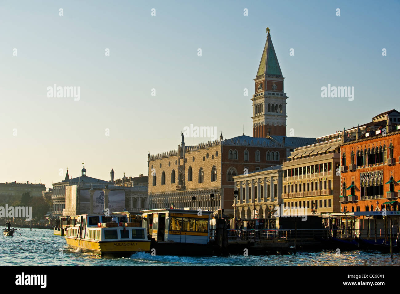 San Zaccaria Vaporetto mit Hotel Danieli, Dogenpalast und Campanile, Venedig Stockfoto