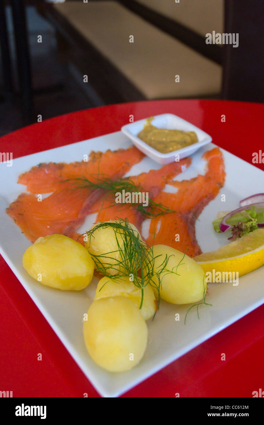 Roh gebeizter Lachs mit Salzkartoffeln und Senf Soße Stockholm Schweden Europa Stockfoto