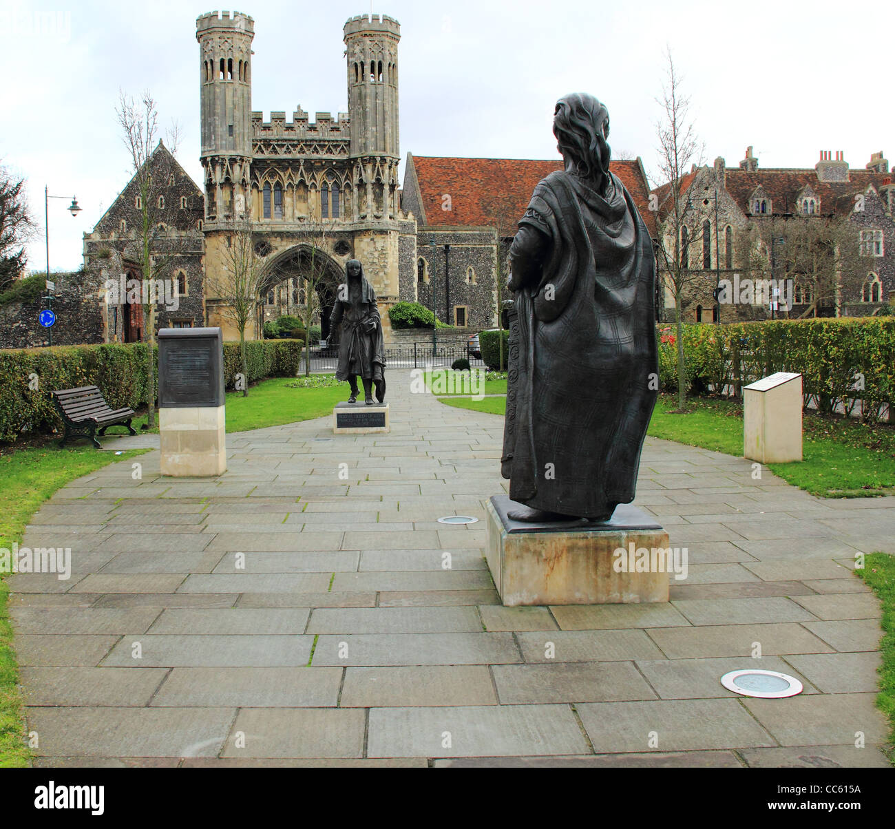 Mittelalterliche Tor St Augustine Abtei im Hintergrund der Statuen des Königs und der Königin von Kent in Canterbury, England Stockfoto