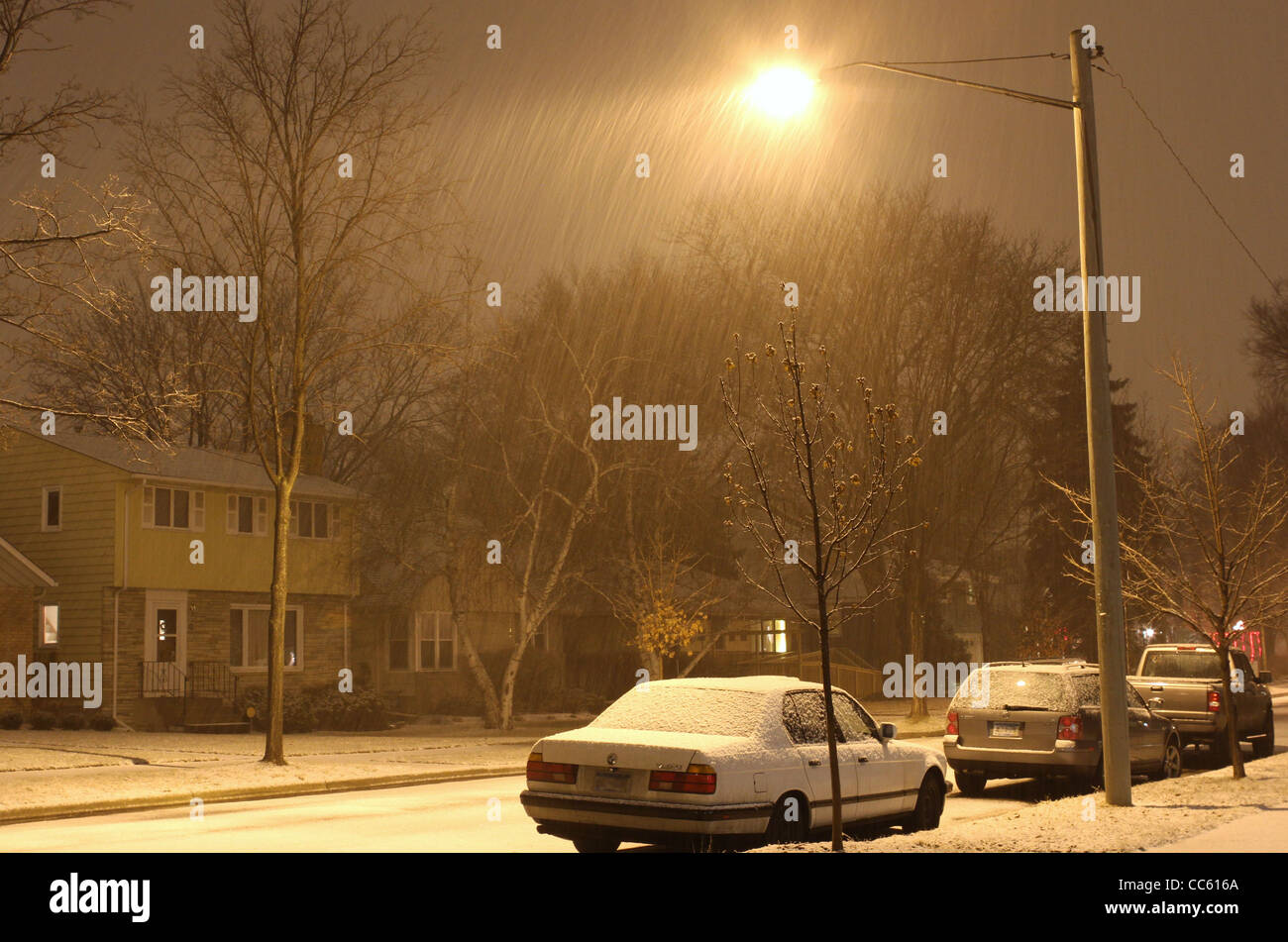 Rückansicht schneebedecktes Autos bei Nacht - ein lizenzfreies Stock Foto  von Photocase