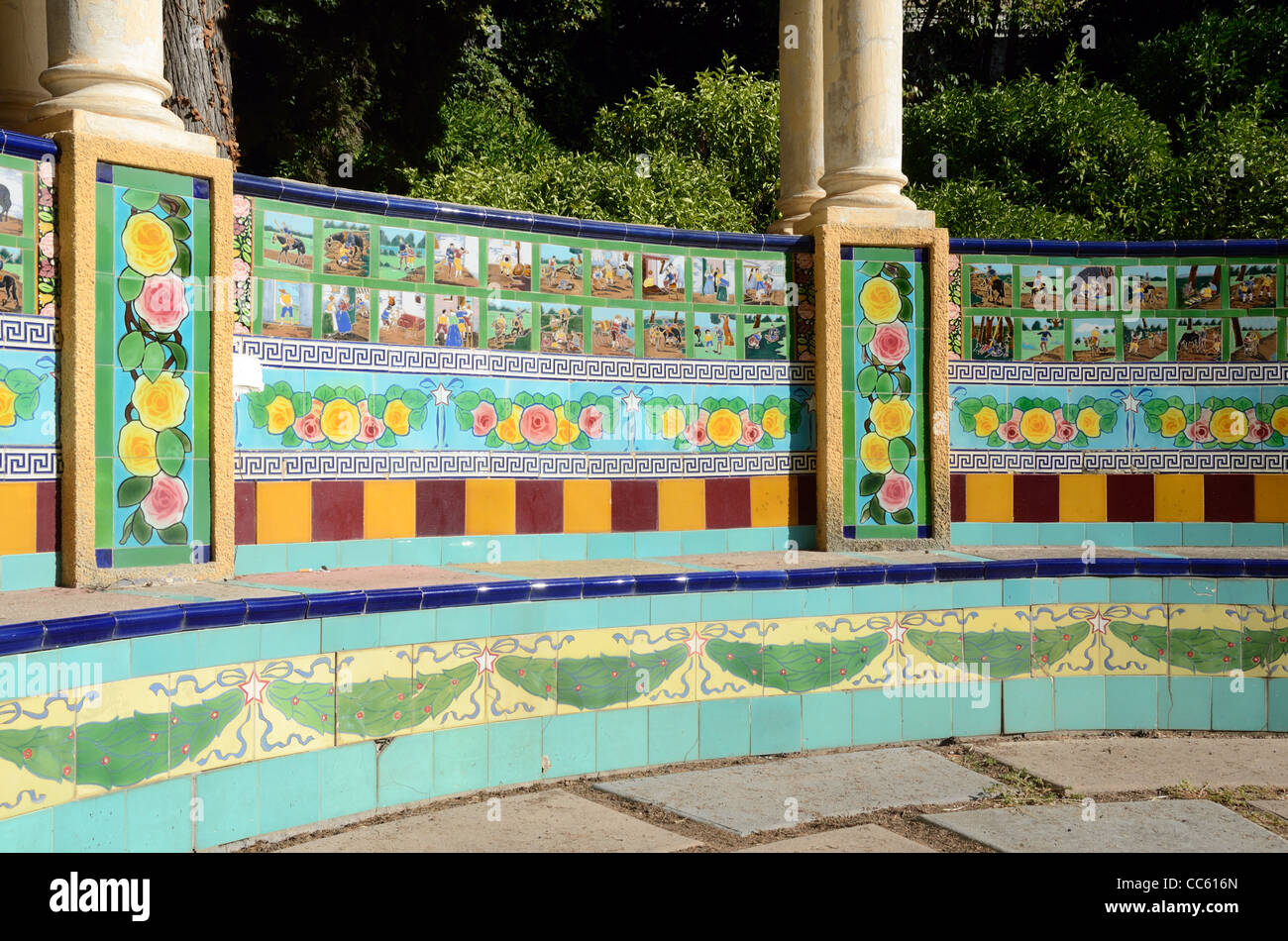 Rotunde Bank oder keramische Fliesen Gartenmöbel mit Don Quixote Fliesen, Fontana Rosa Garten, Menton, Frankreich Stockfoto