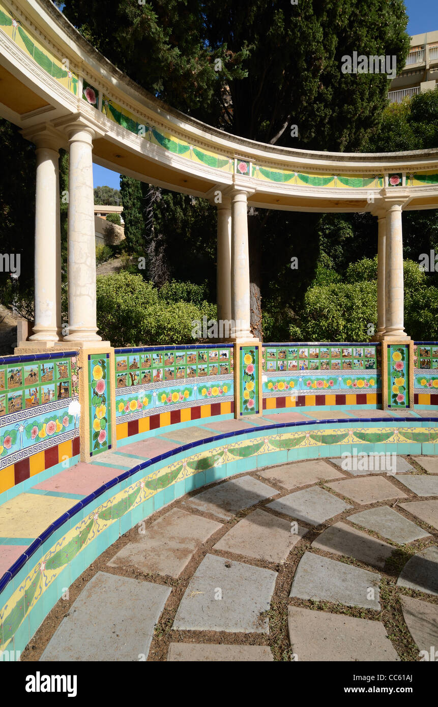 Keramik Rotunde oder kreisförmige Fliesenbank mit Don Quixote Keramik Fliesen Fontana Rosa Gardens Menton Alpes-Maritimes Frankreich Stockfoto