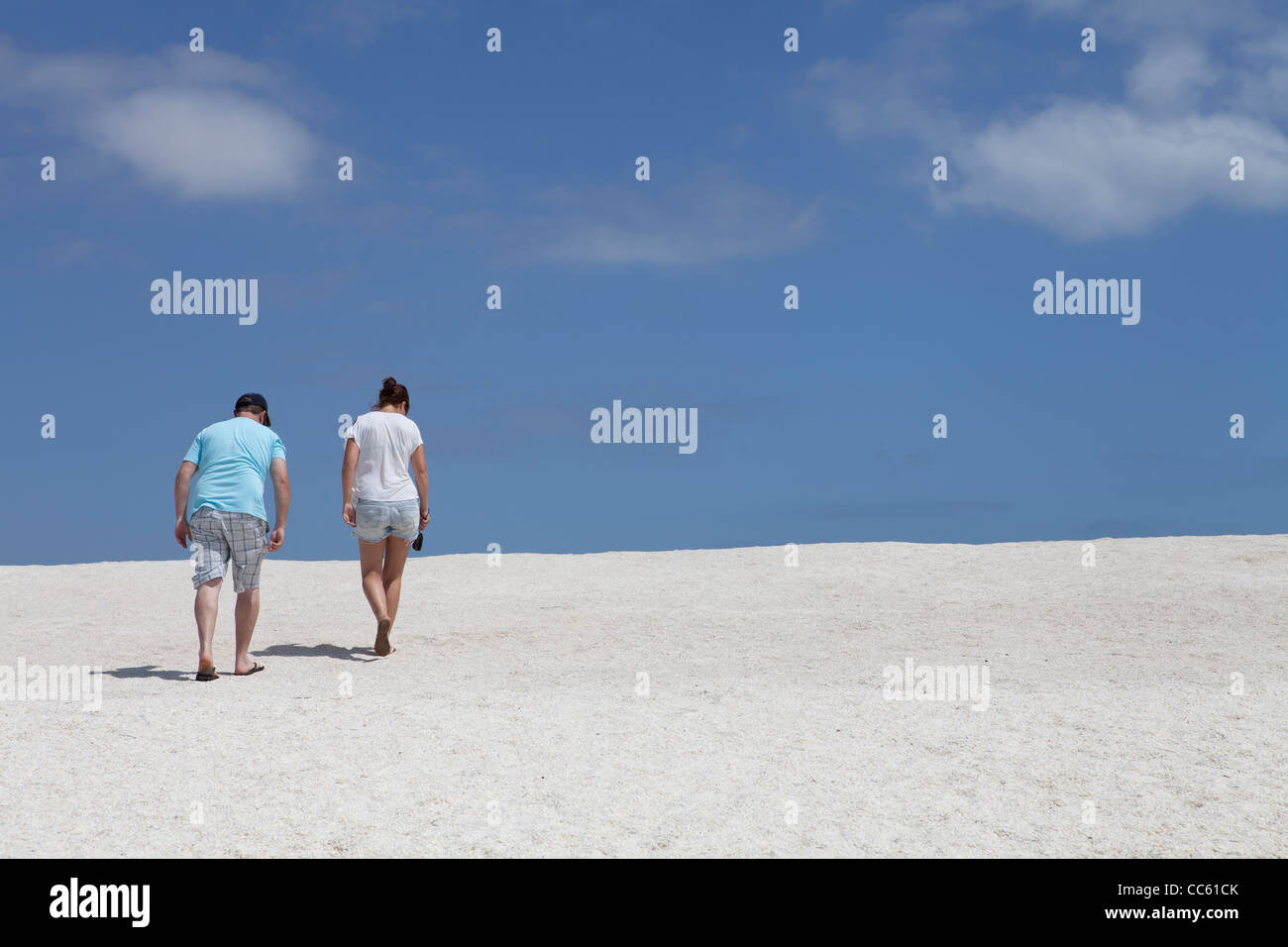 Ein paar Spaziergänge Shell Beach in der Shark Bay, Westaustralien Stockfoto