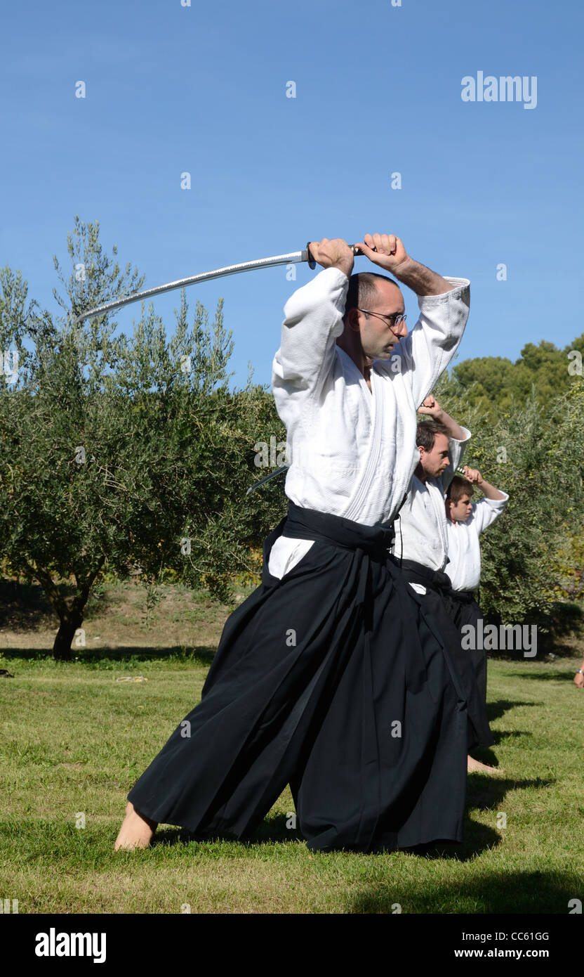 Westliche Praktizierende der japanischen Kampfkünste, Schwertkunst, Schwertkampf oder kämpfen, Kendo, Kenjutsu oder Katana Stockfoto