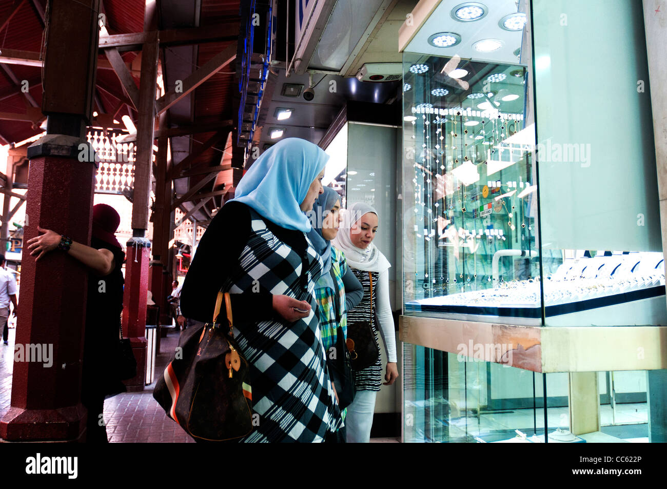 Frauen in den Gold Souk, Dubai, Vereinigte Arabische Emirate Stockfoto