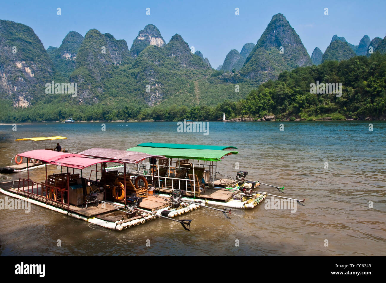 Holz-Flößen auf Li-Fluss zwischen Guilin und Yangshuo, Provinz Guangxi - China Stockfoto