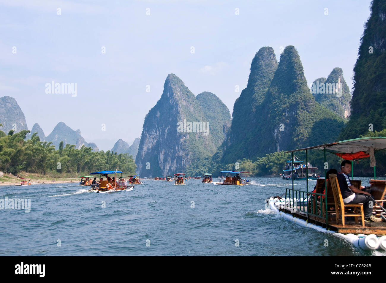 Holz-Flößen auf Li-Fluss zwischen Guilin und Yangshuo, Provinz Guangxi - China Stockfoto