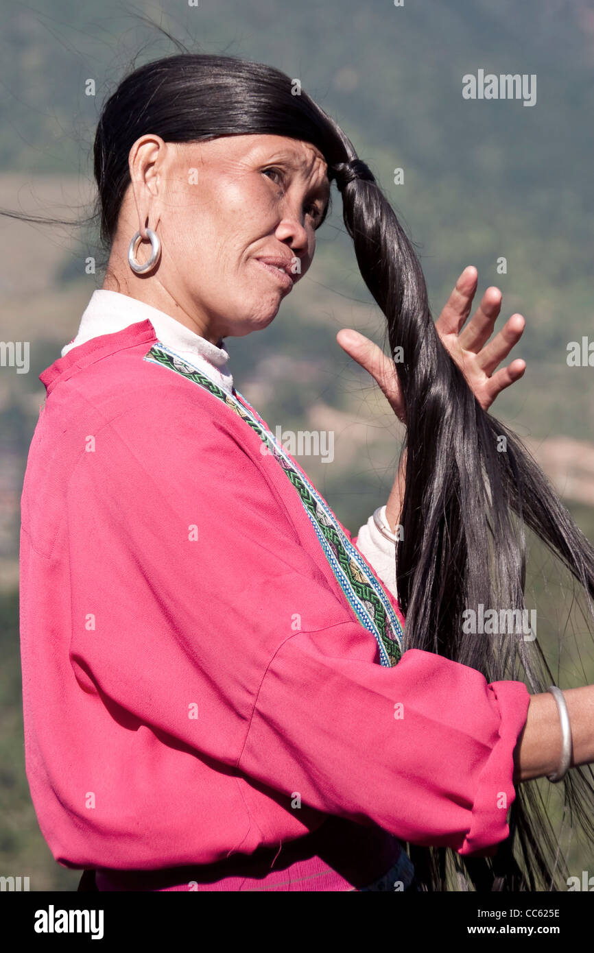 Langhaar-Yao Frau - Longji in der Nähe von Guilin, Guangxi Provinz-China Stockfoto