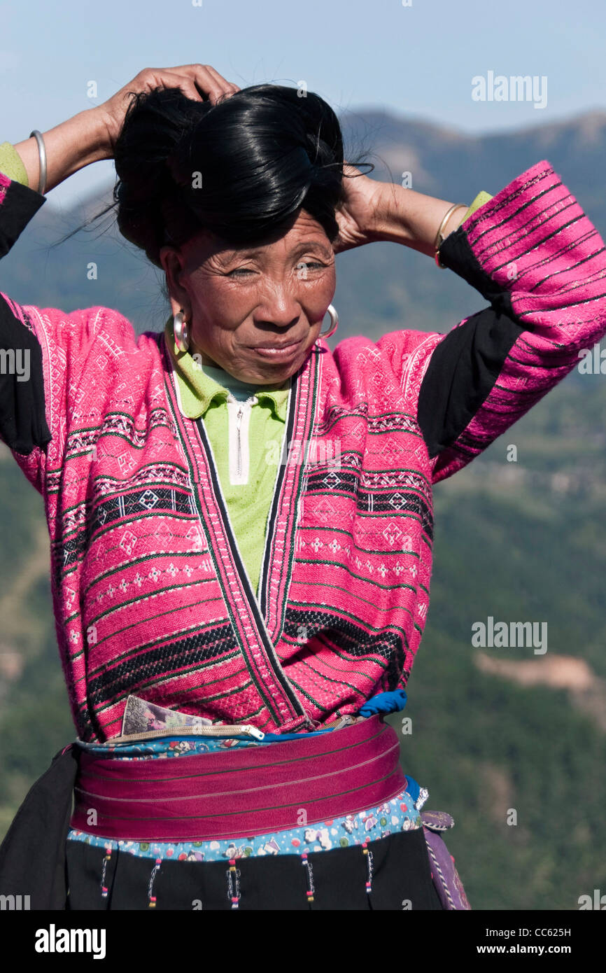 Langhaar-Yao Frau - Longji in der Nähe von Guilin, Guangxi Provinz-China Stockfoto