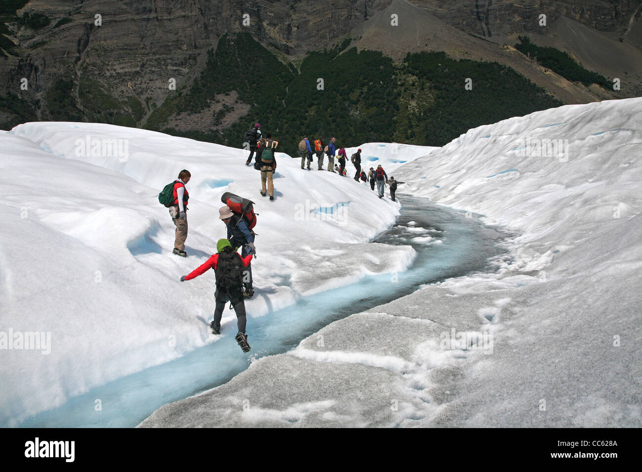 Touristen auf dem Perito Moreno-Gletscher im Los Glaciares Nationalpark, Patagonien, Argentinien Stockfoto