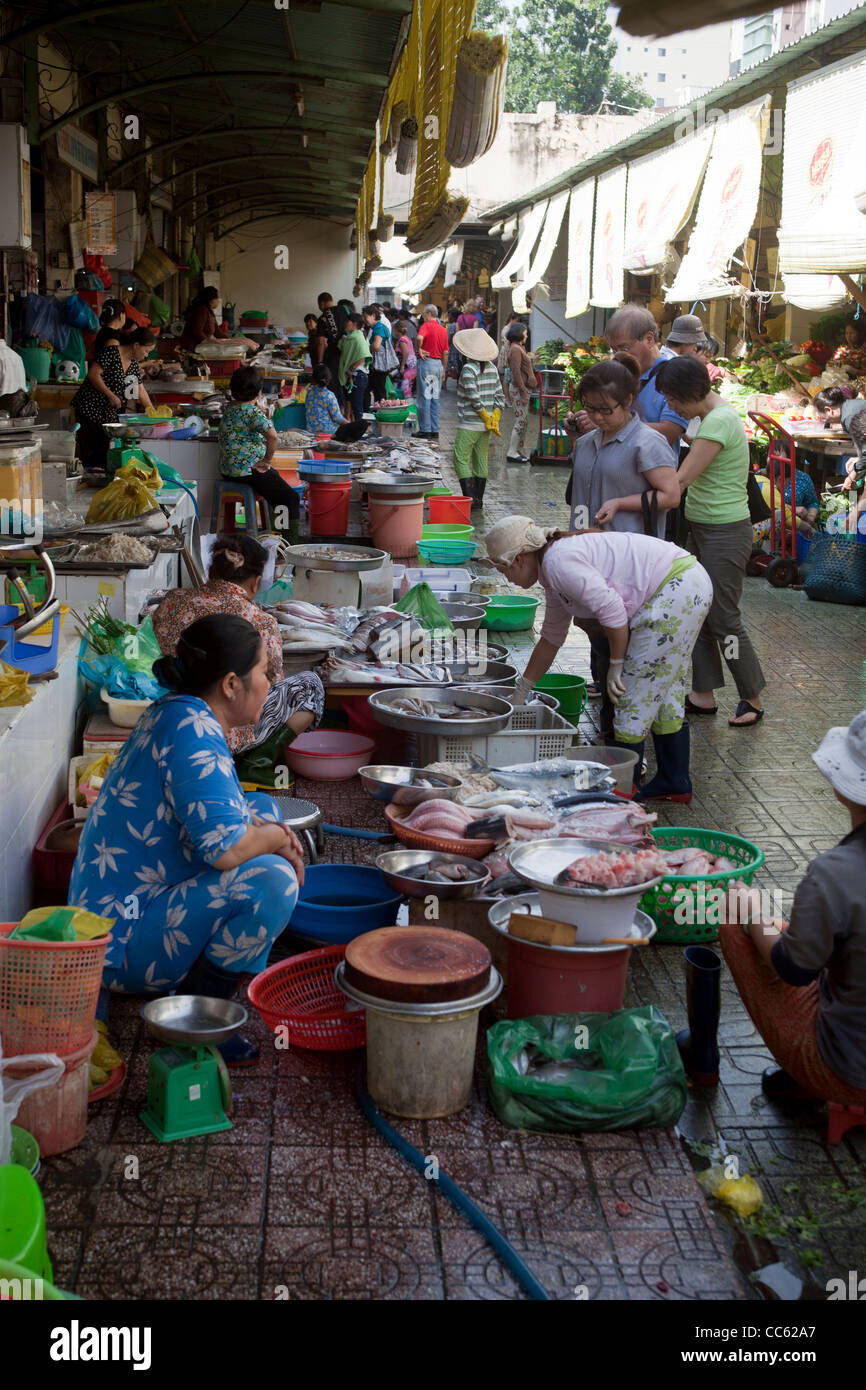 Fisch und Fleisch Stände auf Cho-Ben-Thanh-Markt-Ho-Chi-Minh-Stadt Stockfoto