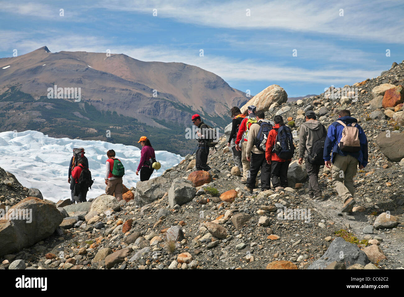 Touristen, die Wanderung zu den Perito-Moreno-Gletscher im Los Glaciares Nationalpark, Patagonien, Argentinien Stockfoto