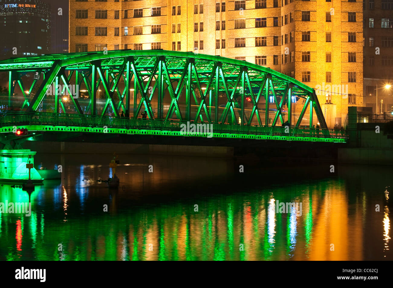Wadaibu Brücke über den Suzhou Creek Riverby Nacht in Shanghai (China) Stockfoto