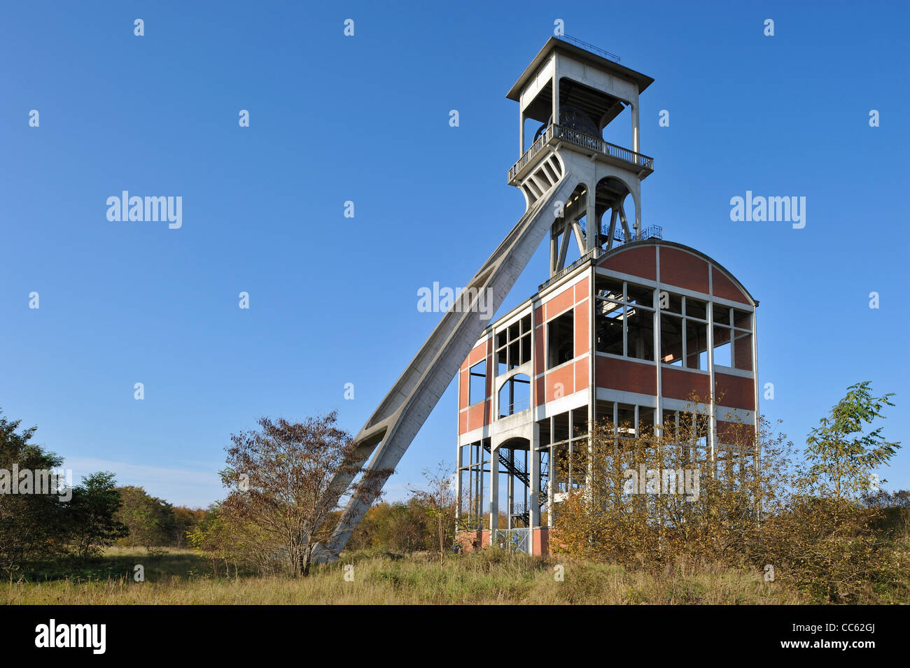 Restaurierte Fördergerüst / lift Turm der verlassenen Kohle mir / Zeche in Eisden, Limburg, Belgien Stockfoto