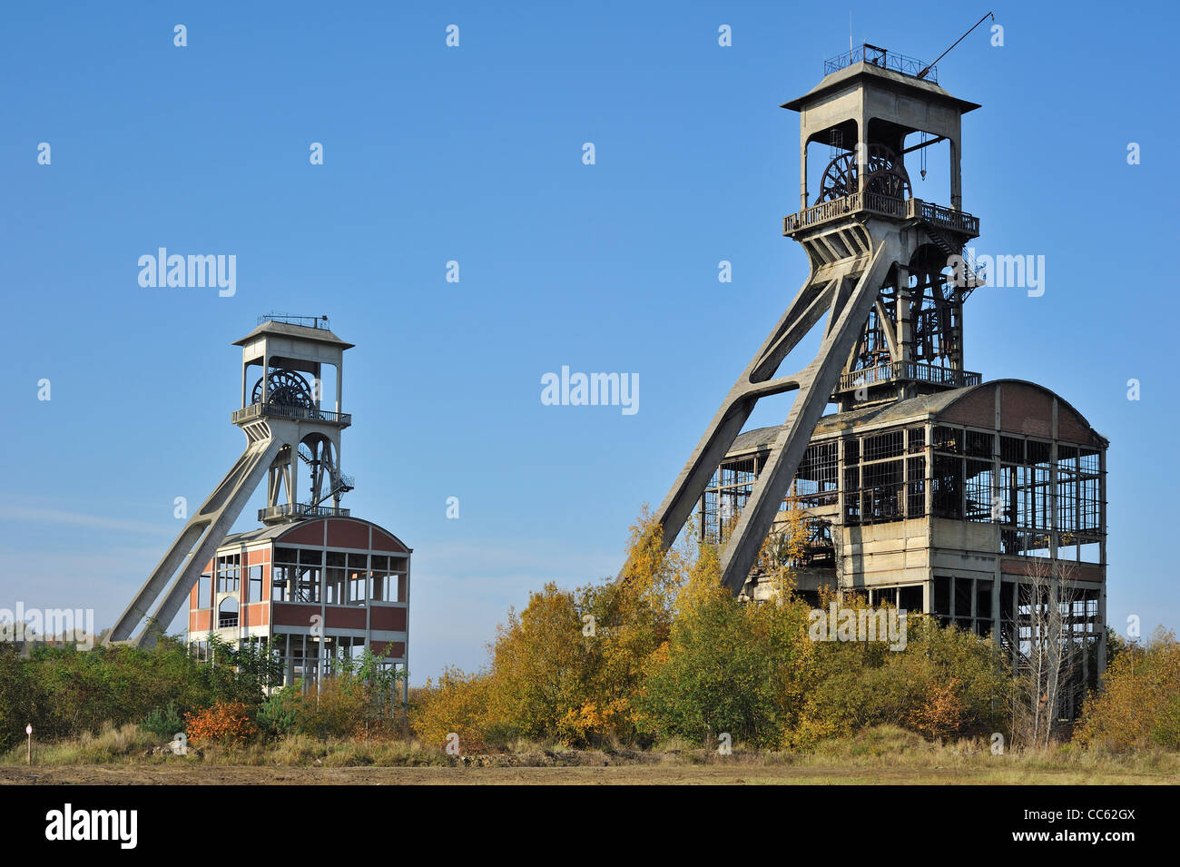 Headframes / lift Türme der verlassenen Kohlengrube / Zeche in Eisden, Limburg, Belgien Stockfoto