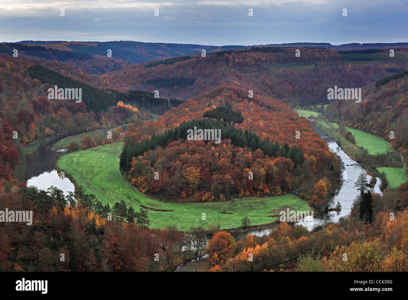 Tombeau du Géant, Hügel in einem Mäander des Flusses Semois an Botassart im Herbst, Ardennen, Belgien Stockfoto