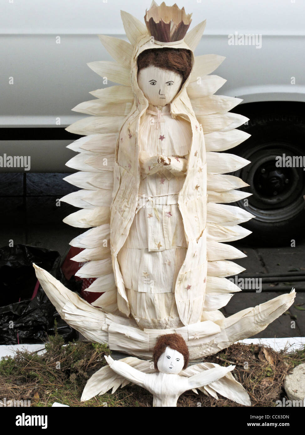 fantasievolle Volkskunst Skulptur der Jungfrau von Guadalupe, begleitet von Engel alle geformt aus Maiskolben für Noche de Rabanos Stockfoto