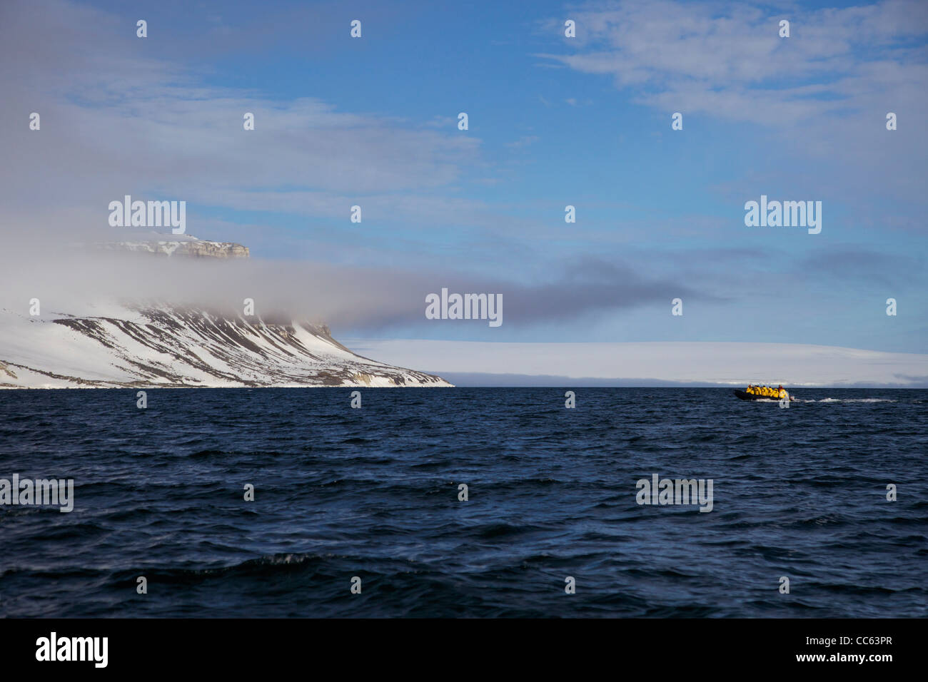 Touristen auf arktische Abenteuer Kreuzfahrt in Zodiac Schlauchboote, Alkefjellet Klippen, nördlichen Spitzbergen, Svalbard, Norwegen, Europa, Stockfoto
