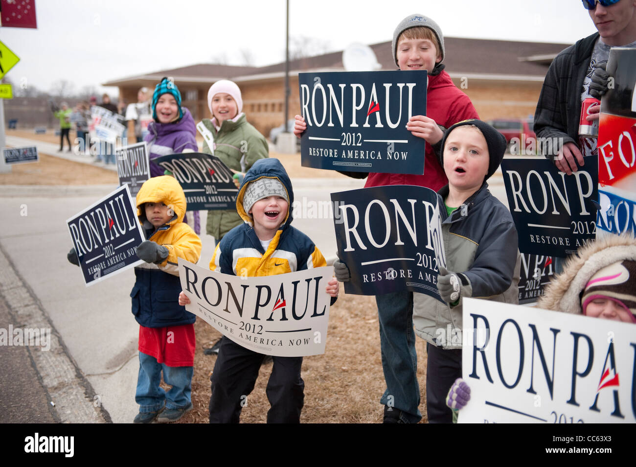 Republikanische Kandidat Präsidentschaftskandidaten Ron Paul Unterstützer Welle Zeichen außerhalb einer Kampagne Stop in Sioux Center, Iowa Stockfoto