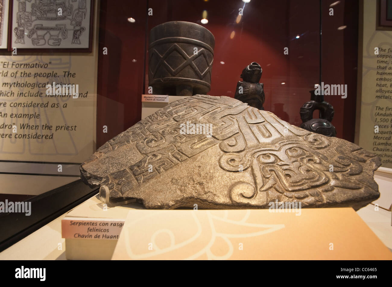 Peru, Lima. Steinstelen mit Petroglyphen im Nationalmuseum für Archäologie, Anthropologie und Geschichte Perus. Stockfoto