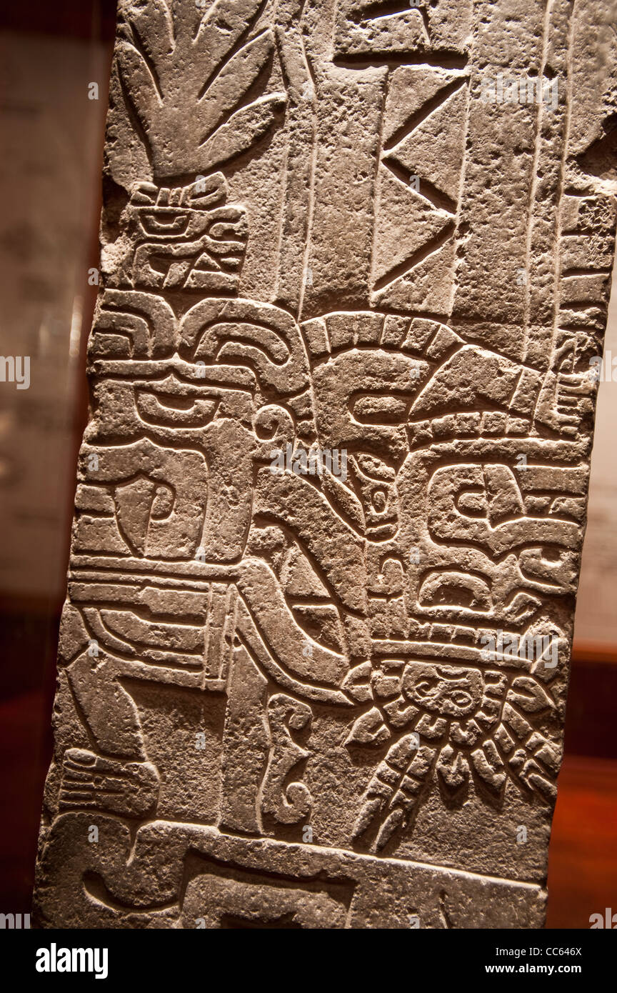 Peru, Lima. Steinstelen mit Petroglyphen im Nationalmuseum für Archäologie, Anthropologie und Geschichte Perus. Stockfoto