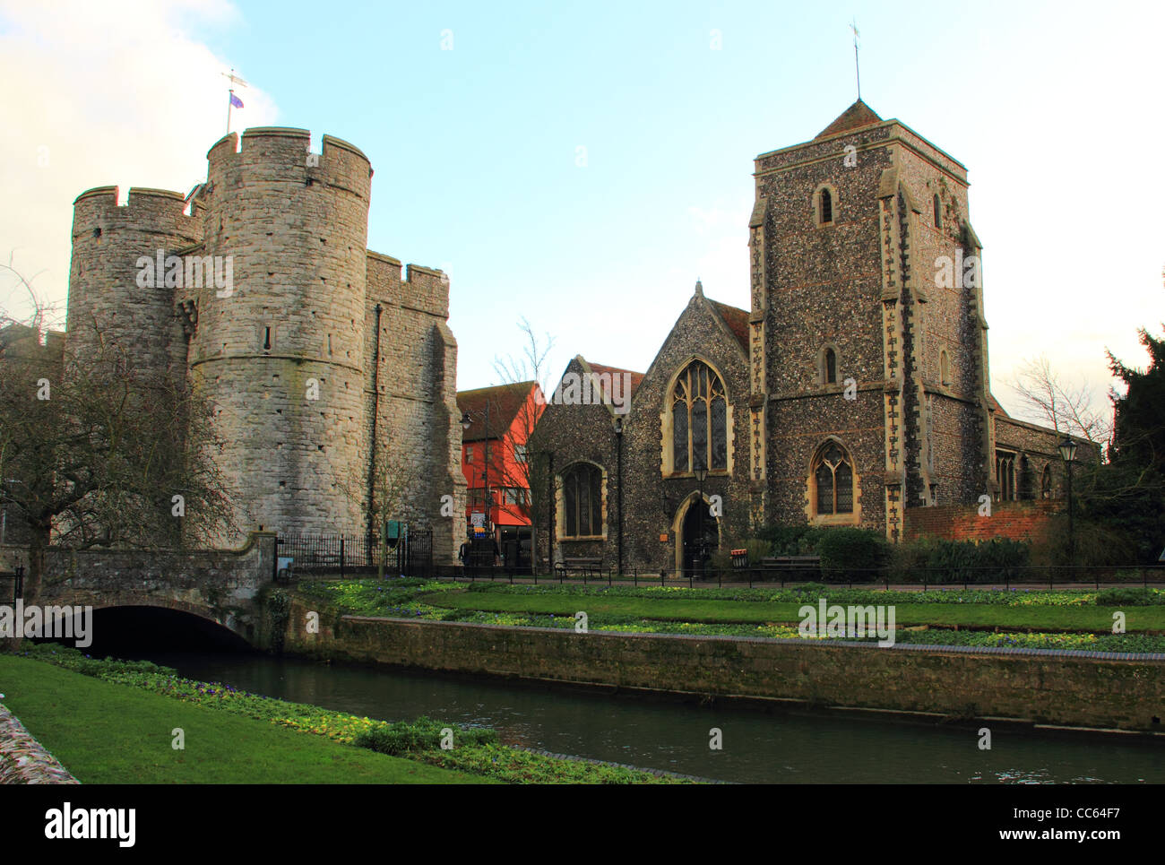 Westgate Towers und die Kreuzkirche in der Nähe der Fluss Stour Stockfoto