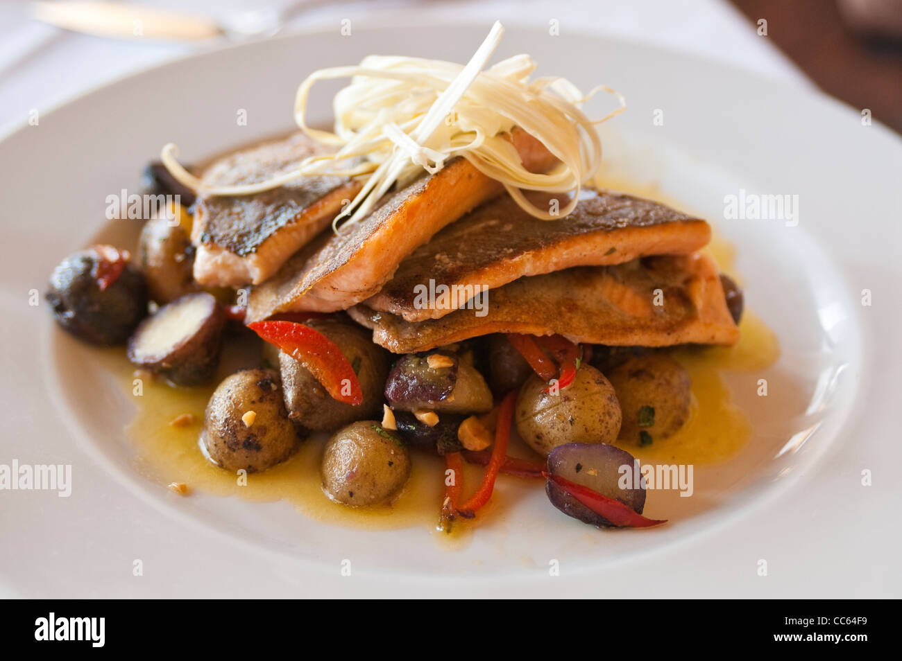 Peru, Lima. Gegrillter Lachs peruanische Küche. Stockfoto